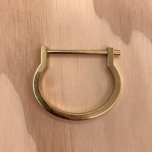 Mainsai omega style cuff with screw bar